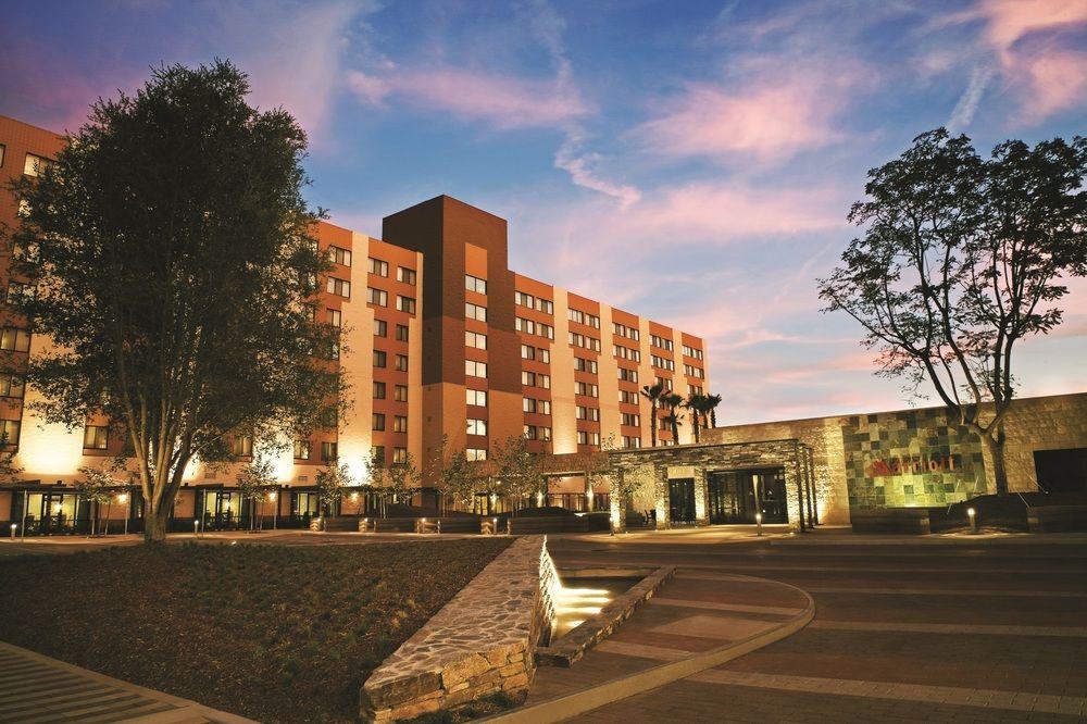 Angeles Marriott Airport Hotel 4*