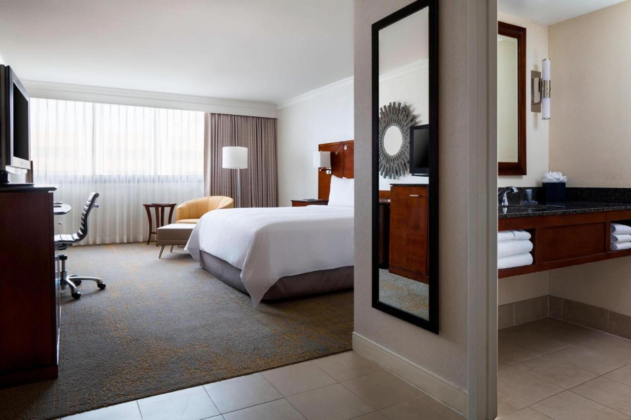 Angeles Marriott Airport 4*