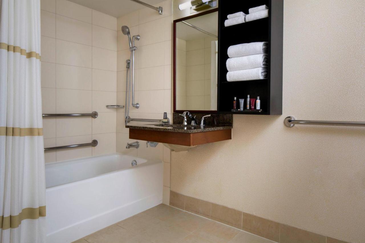Hotel Angeles Marriott Airport 4*