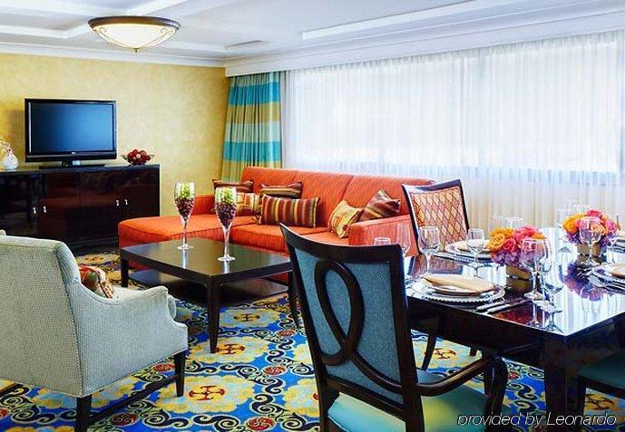 Angeles Marriott Airport Hotel 4*