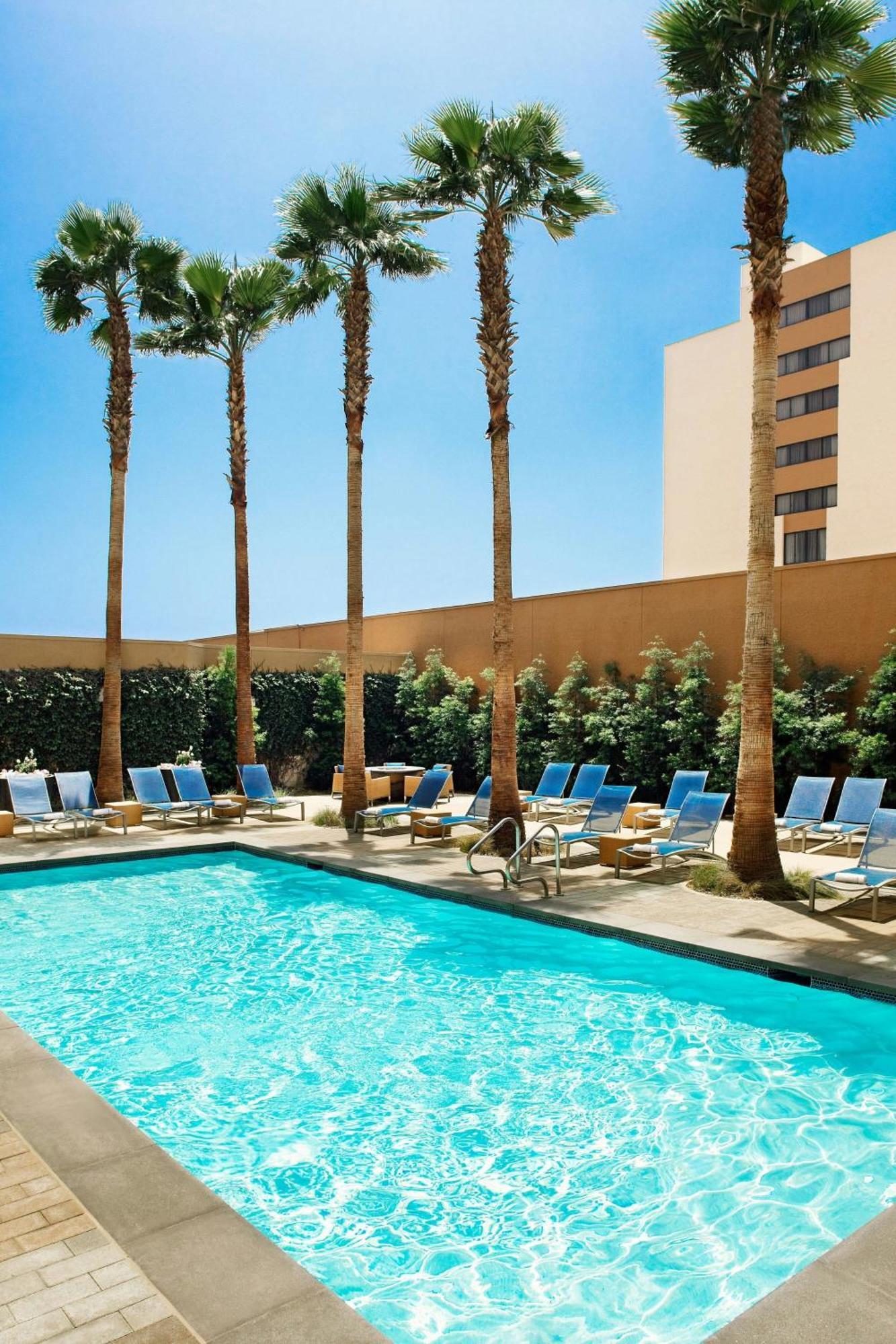 Hotel Angeles Marriott Airport 4*