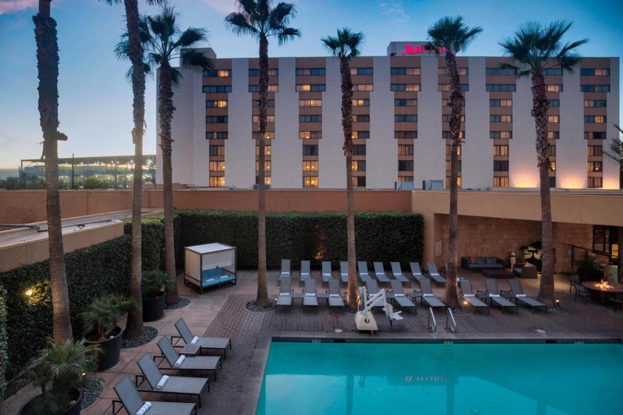 Angeles Marriott Airport Hotel 4*