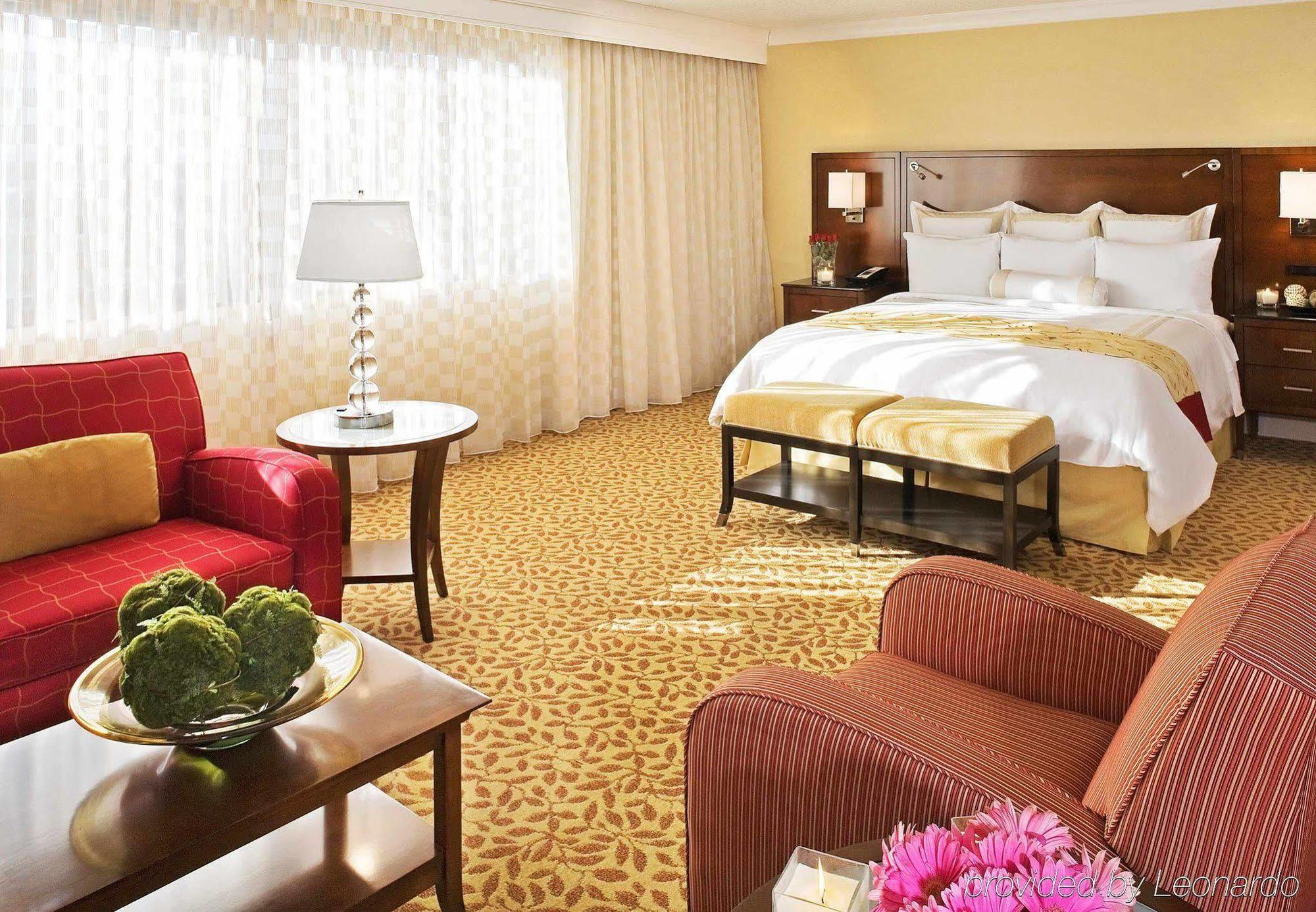 Hotel Angeles Marriott Airport 4*
