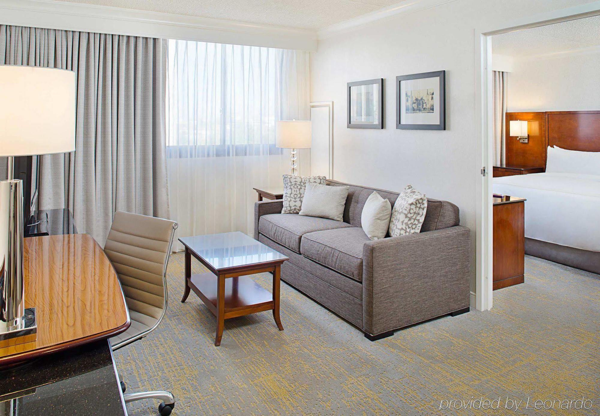 Hotel Angeles Marriott Airport 4*